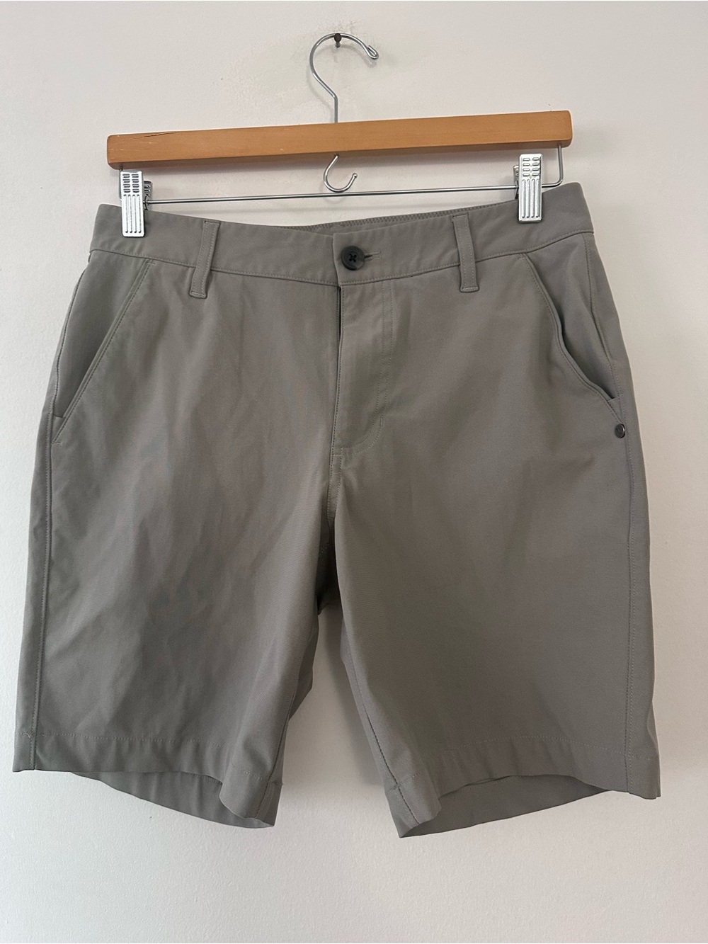 Vuori Meta Short Mens 28 light grey Gray Chino Performance Golf Athletic